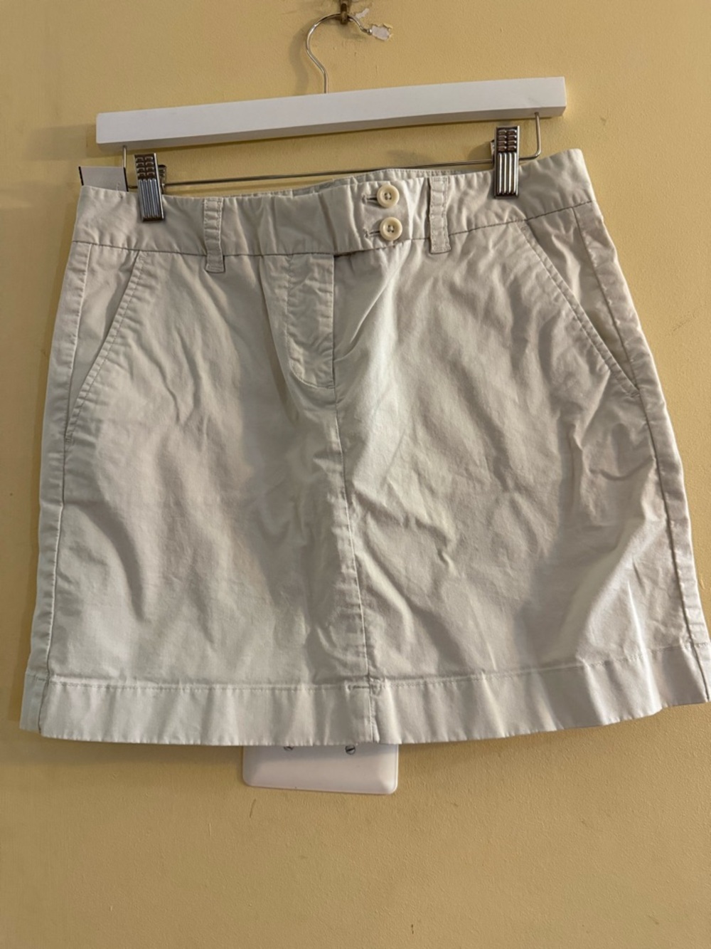 Vineyard Vines Cream Khaki Skirt, size 6